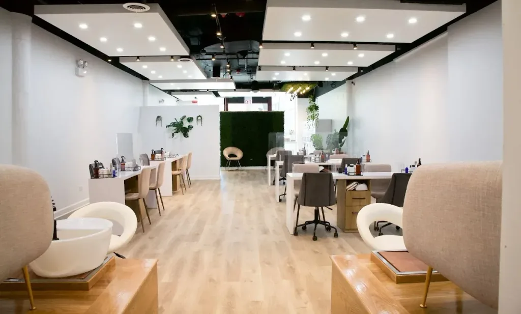 7AM Nail Care (Old Town) — Nail salon in Chicago