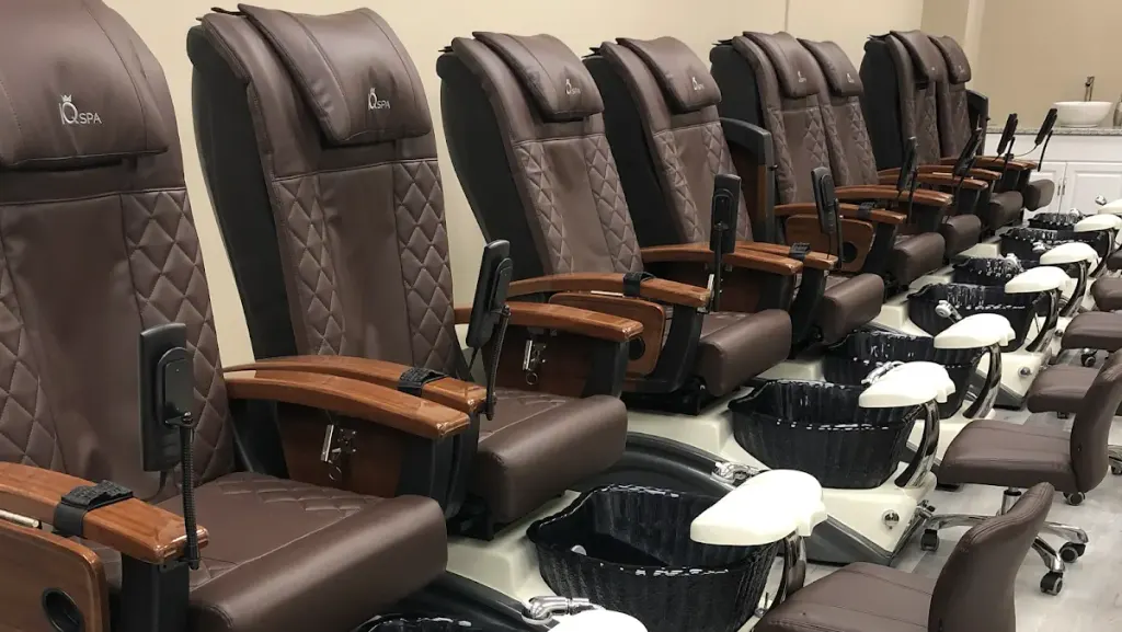 Creative Nails — Nail salon in Overland Park