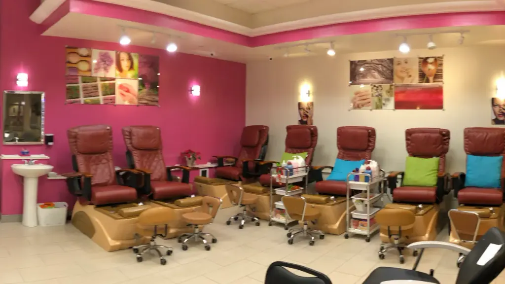 Discover Nails — Nail salon in Brandon