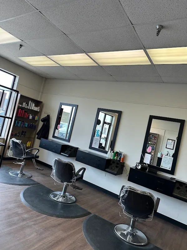 HOLIDAY HAIR — Hair salon in Effort