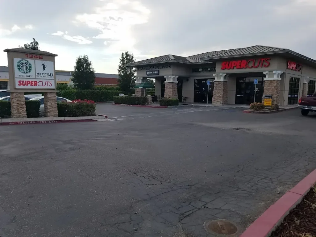 SUPERCUTS — Hair salon in Oakdale