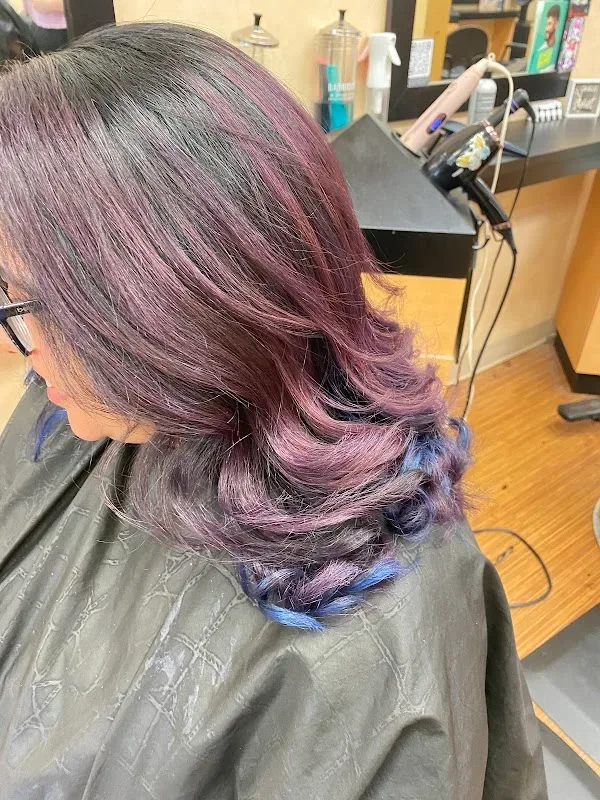 HOLIDAY HAIR — Hair salon in Eynon