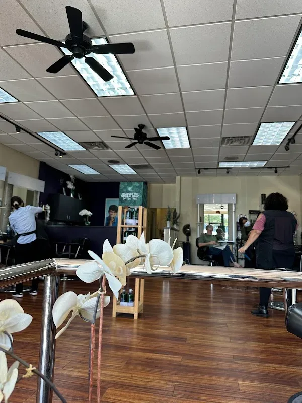 SUPERCUTS — Hair salon in Los Angeles