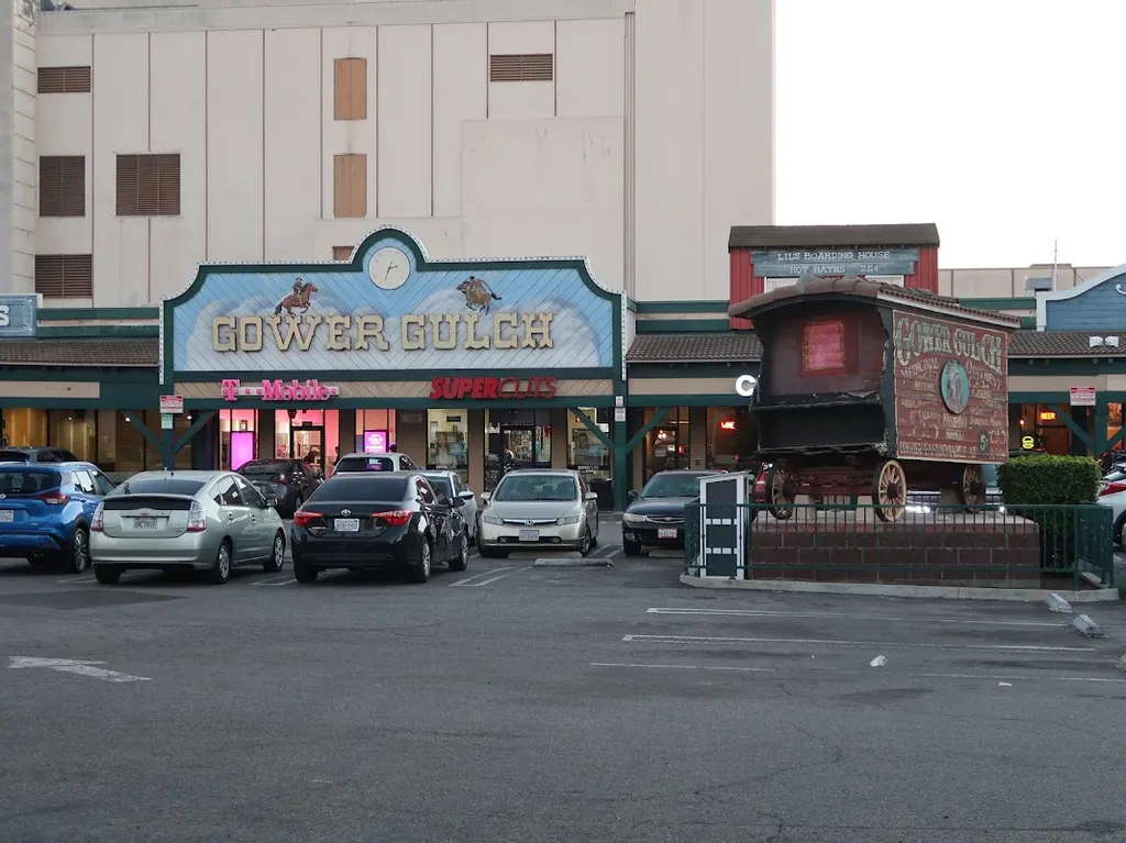 SUPERCUTS — Hair salon in Hollywood