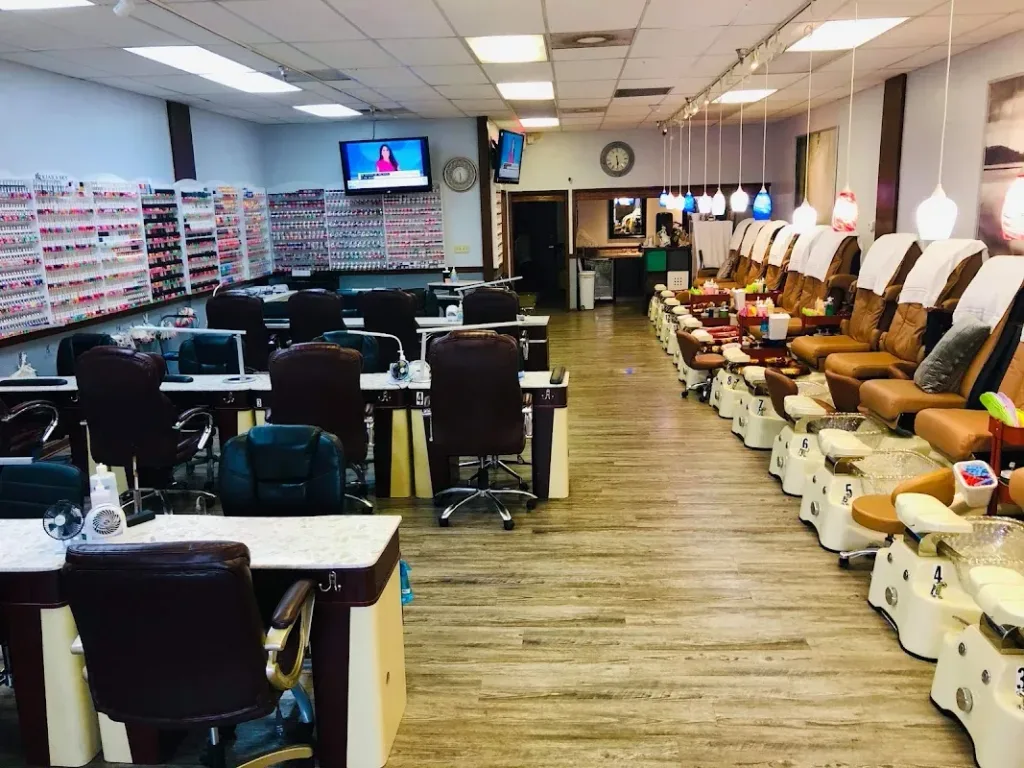 Luxury Nails & Spa — Nail salon in Haines City