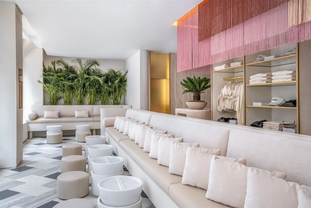 Majesty's Pleasure — Nail salon in New York