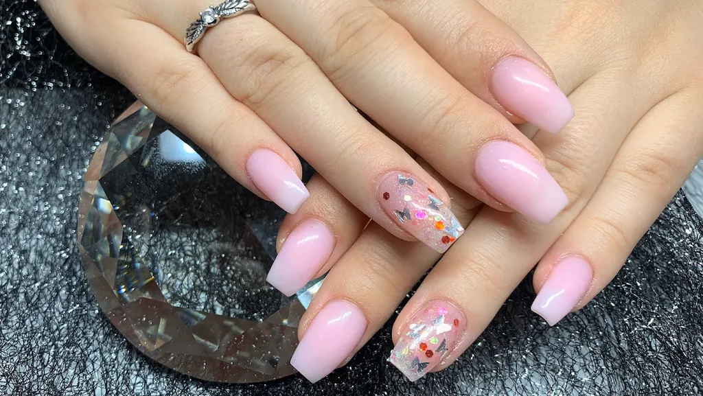 Liz's Nails — Nail salon in Lisle