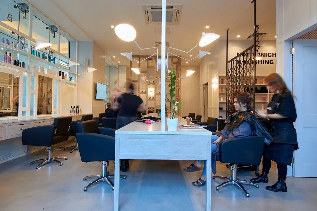 Blo Bar Ealing — Hairdresser in London