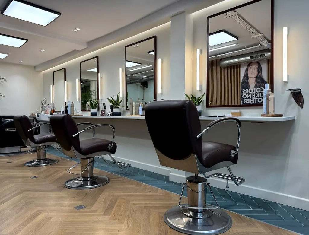 Strand & Lock Borough ✂ — Hairdresser in London
