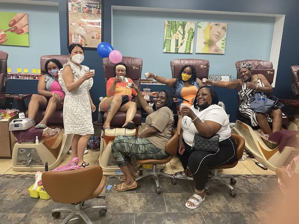Happy Nails — Nail salon in Oak Park