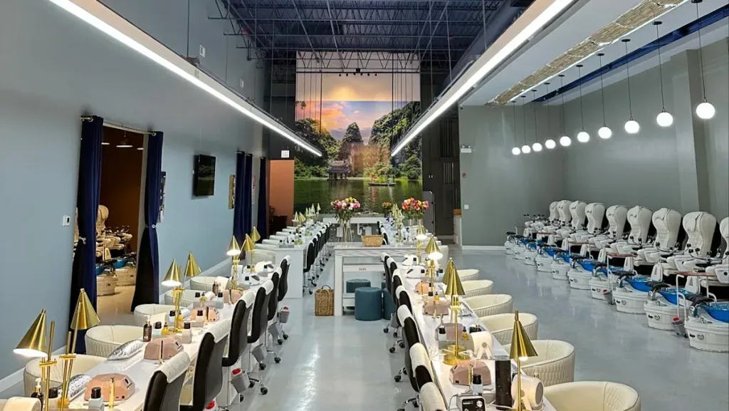 Luxo Nail Spa Avondale — Nail salon in Chicago