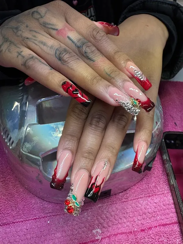 La Nail Salon — Nail salon in Green Bay