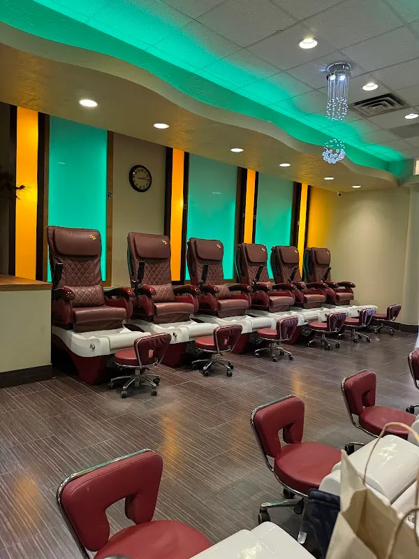 7 Nails and Spa — Nail salon in St Paul